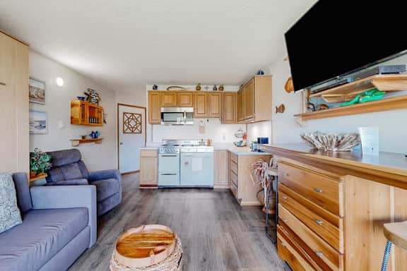Beachfront dog friendly studio with amazing Proposal Rock view steps to the sand