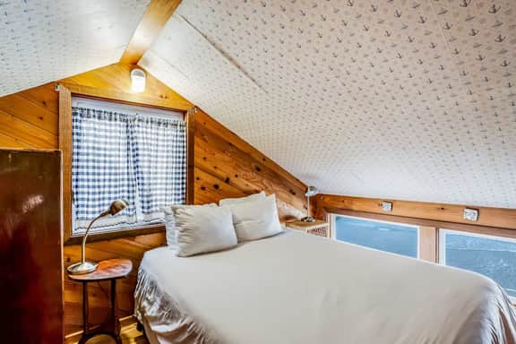 Beachfront Dog Friendly Cottage with Private Hot Tub Fireplace and Ocean Views