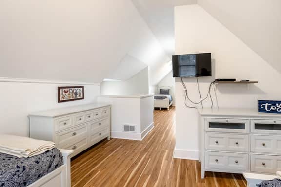 Dog Friendly Beach House with Free WiFi a Furnished Deck Hot Tub and Grill