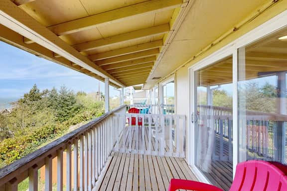 Affordable Dog Friendly Studio Ocean Views and Nearby Beach Access