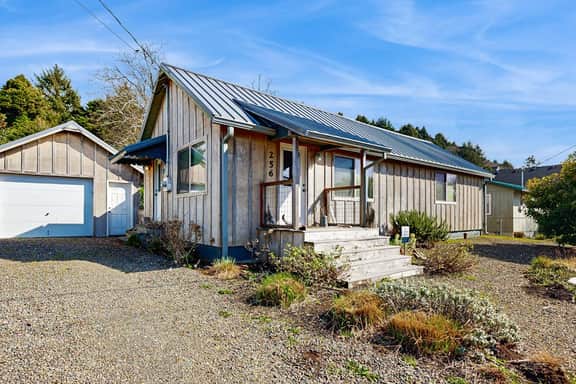 Classic Beach House with Firepit Full Kitchen Fenced Yard Dogs Welcome