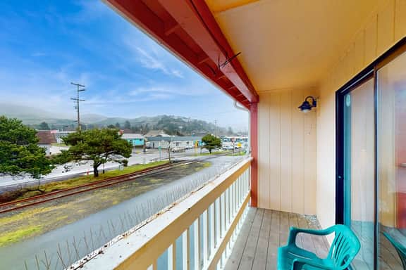 Classy Dog Friendly Studio with Free WiFi and Cable Walk to the Beach