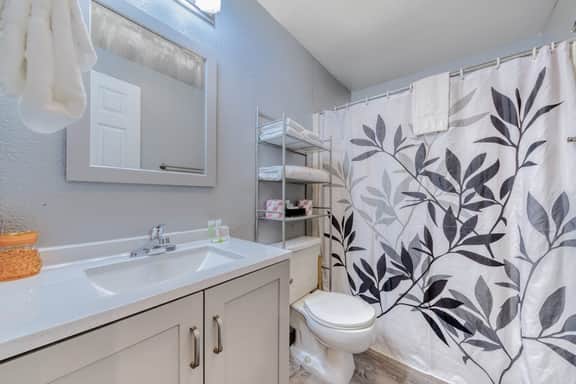 Coastal room near the beach and downtown dog friendly