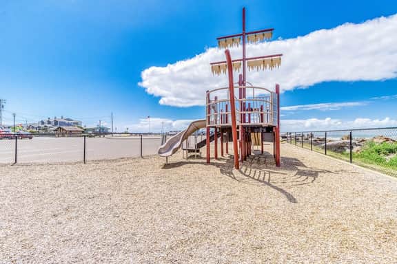Coastal room near the beach and downtown dog friendly