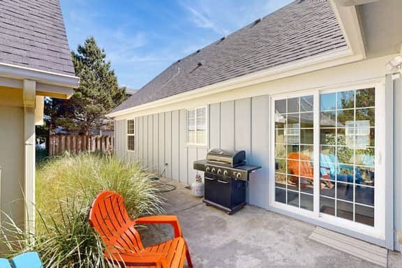 Cottage near the beach with hot tub gas fireplace washer dryer dog friendly
