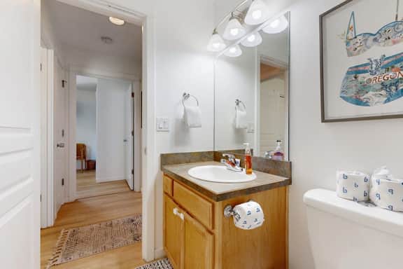 Cottage near the beach with hot tub gas fireplace washer dryer dog friendly