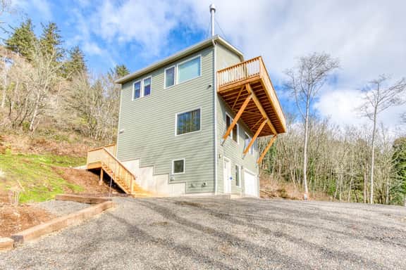 Contemporary built dog friendly house with partial ocean views