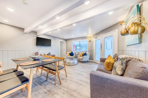 Deluxe Dog Friendly Room with full kitchen near the beach and downtown