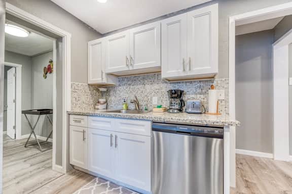 Deluxe Dog Friendly Room with full kitchen near the beach and downtown
