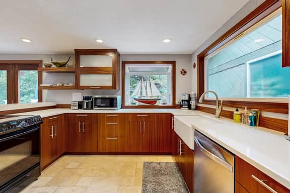 Cozy Depoe Bay retreat with ocean and beach access via trail