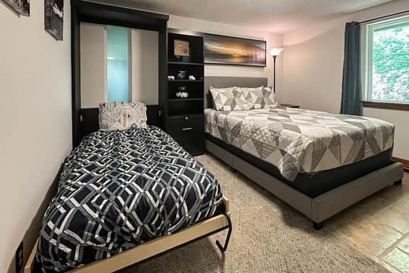 Cozy Depoe Bay retreat with ocean and beach access via trail