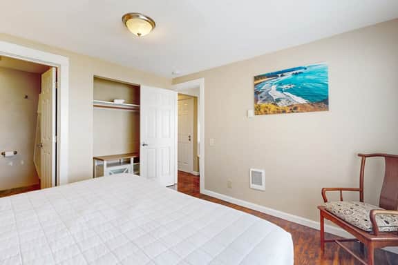 Luxurious and Spacious Renovated Condo with Gorgeous Ocean Views Dogs OK