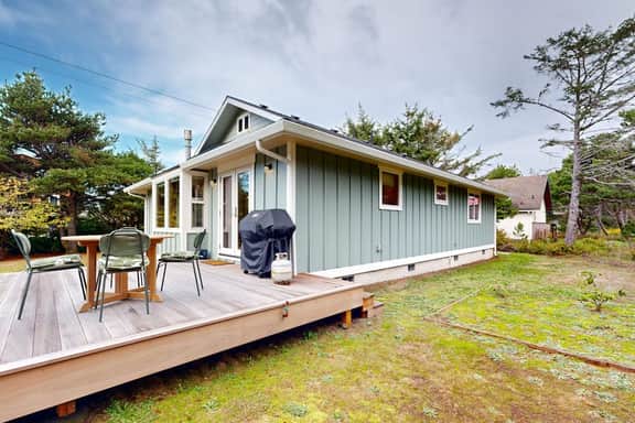 Dog friendly home close to the beach with patio BBQ and WiFi