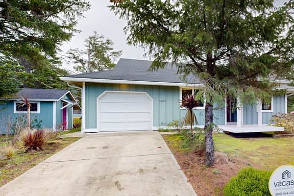 Dog friendly home close to the beach with patio BBQ and WiFi