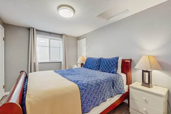 Dog Friendly Room with Kitchen Located Near the Beach and Downtown
