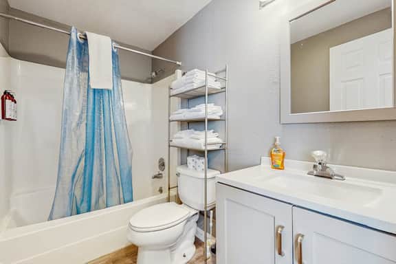 Dog Friendly Room with Kitchen Located Near the Beach and Downtown
