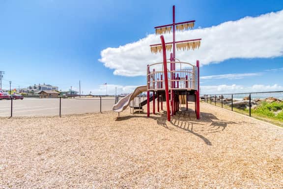 Dog Friendly Room with Full Kitchen Walk to the Beach and Downtown