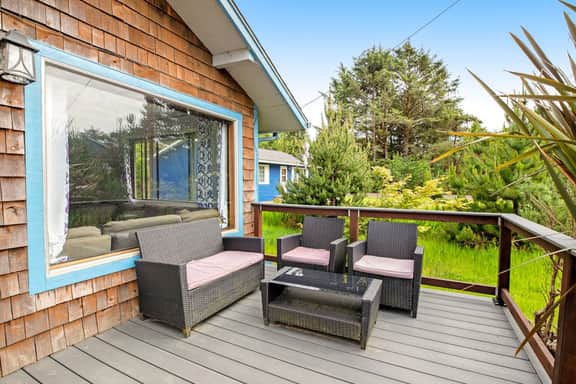 Dog Friendly Home with Private Hot Tub and Game Room Near the Beach and Nedonna Lake