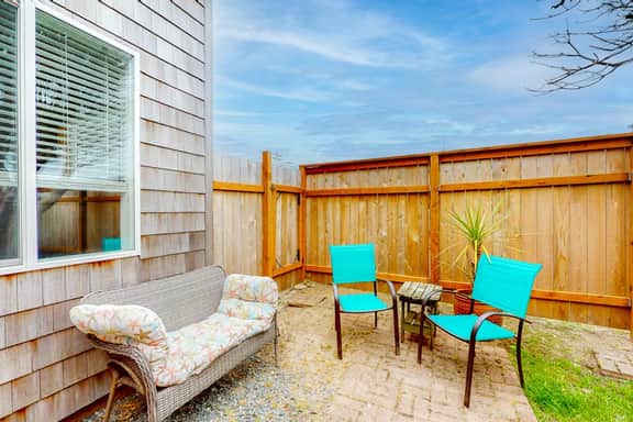 Dog Friendly Cottage with Private Hot Tub Close to Beach and Downtown
