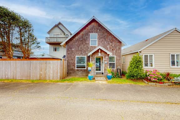 Dog Friendly Cottage with Private Hot Tub Close to Beach and Downtown