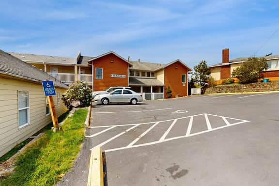 Dog Friendly Studio with Ocean Views WiFi Short Walk to the Beach