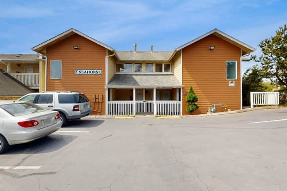 Dog Friendly Studio with Ocean Views WiFi Short Walk to the Beach