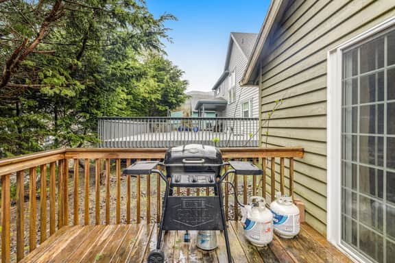 Dog Friendly Home Just a Half Mile Walk to the Beach and Heart of Town