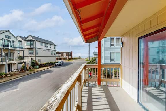 Dog Friendly Spacious Room Located Near the Beach and Downtown