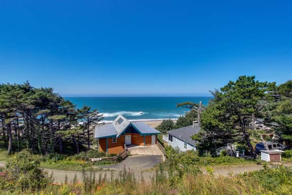 Dog Friendly Studio with Superb Ocean Views and Nearby Beach Access
