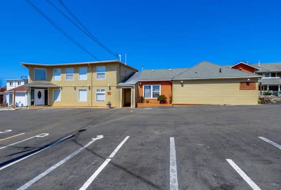 Dog Friendly Studio with Superb Ocean Views and Nearby Beach Access