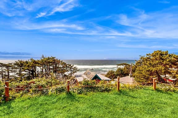 Dog Friendly Studio with Ocean Views and Balcony Close to the Beach