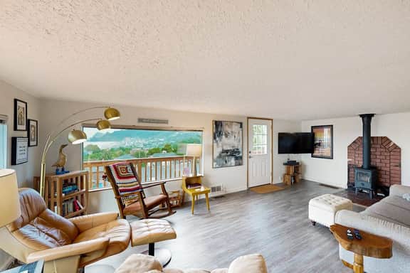 Cottage with wraparound deck and ocean views close to beach and town dog friendly