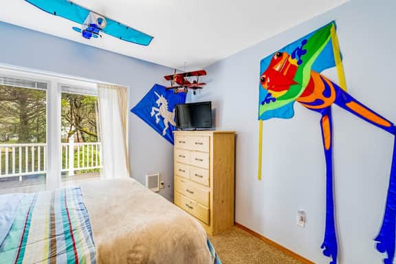 Dog friendly Home with Deck and Enclosed Yard Near Beach Access