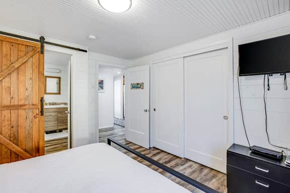 Gorgeous home overlooking the bay near a boat launch dog friendly