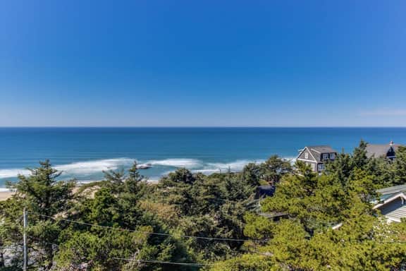 Upper Level Studio with Sweeping Ocean Views Dog Friendly