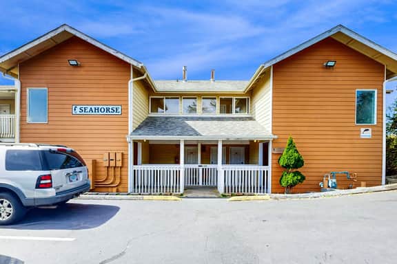 Lower Level Oceanview Studio with Balcony and Close Beach Access Dogs OK