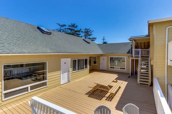 Lower Level Oceanview Studio with Balcony and Close Beach Access Dogs OK