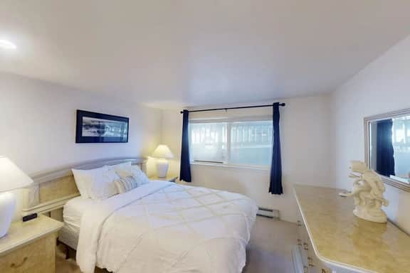 Dog Friendly Waterfront Loft with Seawall and Ocean Views One Block to Harbor