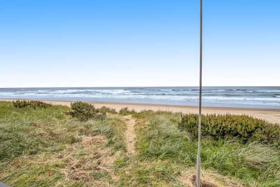 Oceanfront Dog Friendly Home with Free WiFi Perfect for a Family Beach Trip