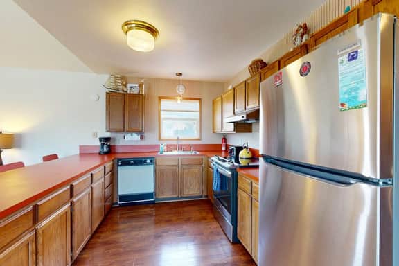 Mid century modern styled home with patio WiFi washer dryer walk to beach