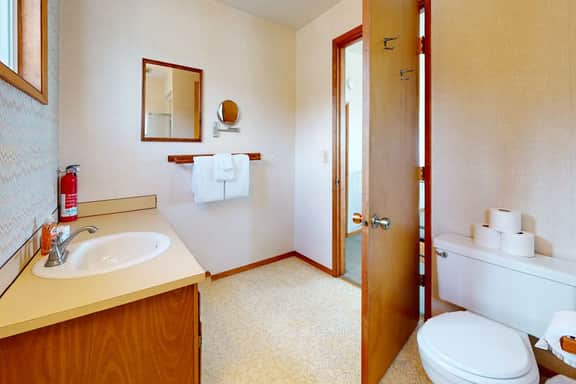 Mid century modern styled home with patio WiFi washer dryer walk to beach