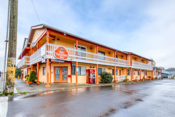 Two Dog Friendly Studios with Full Kitchen and Kitchenette Walk to the Beach