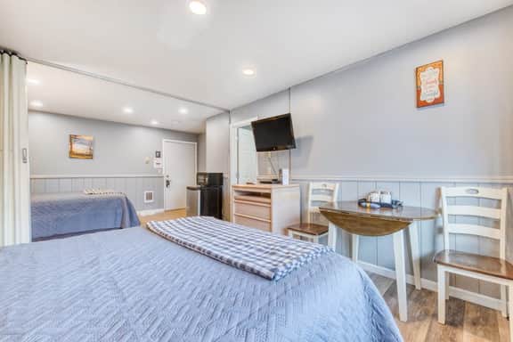 Dog friendly motel with kitchens and kitchenettes and WiFi walk to the beach