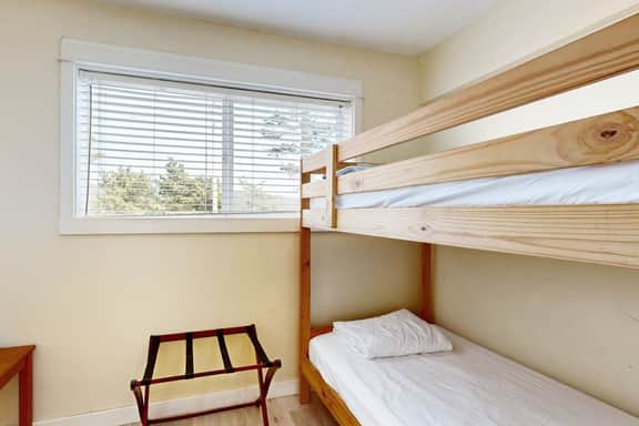 Quaint Condo with Ocean Views and Easy Beach Access Dogs OK