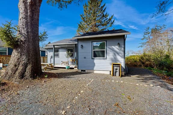 Charming coastal retreat near the beach with smart TV fireplace and games
