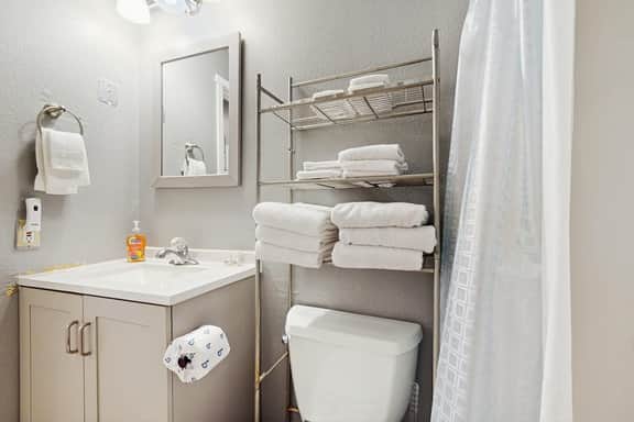 Peaceful Dog Friendly Room with Kitchenette Near the Beach and Downtown