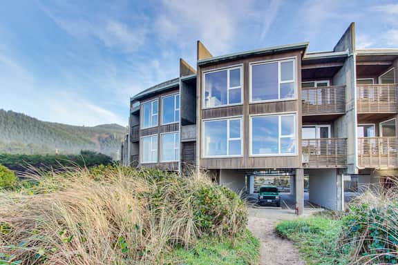 Modern Waterfront Condo Right on the Pacific Ocean Dogs Welcome