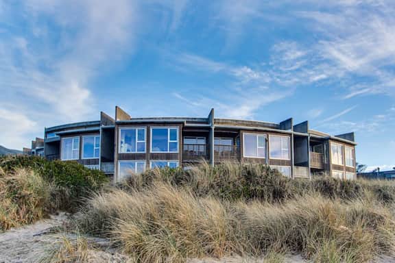 Modern Waterfront Condo Right on the Pacific Ocean Dogs Welcome