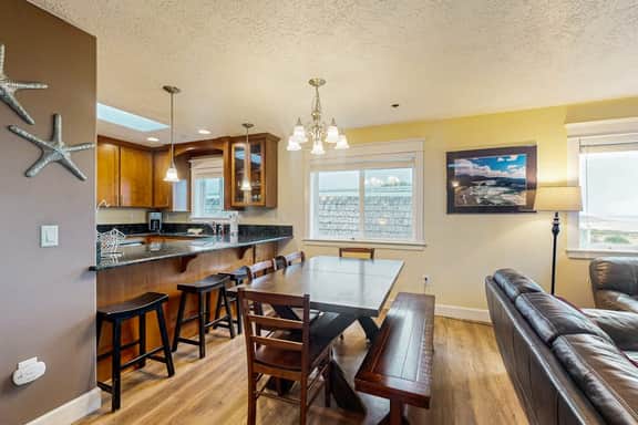 Luxurious Oceanfront House with Ocean Views and Beach Access Dogs OK
