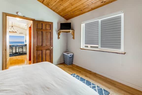 Luxury Dog Friendly Home with Ocean Views Gas Fireplace Jetted Tub Deck
